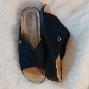 Navy Blue Fly Flot Women's Sandals Size 8